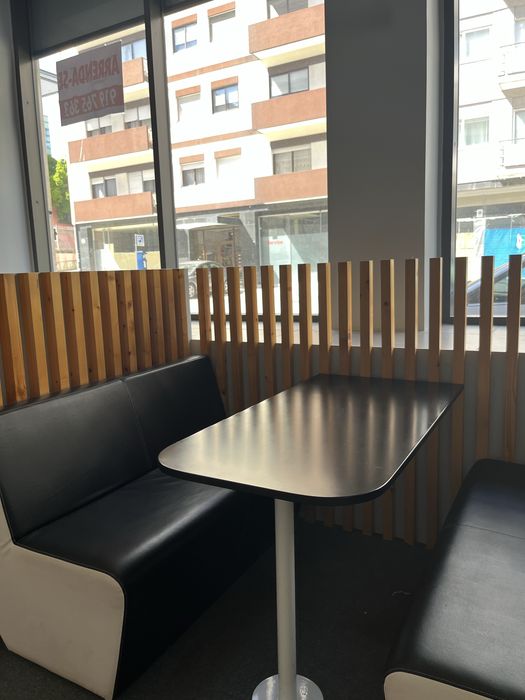 Conjunto de 6 Booths para Restaurante/Café – 12 Bancos, 6 Mesas e Divisórias em Madeira