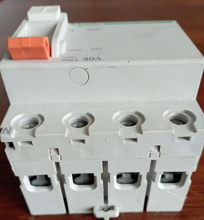 ДИП РЕЛЕ Диференційний вимикач (ПЗВ) Schneider Electric  ВД63 4P 40А 3