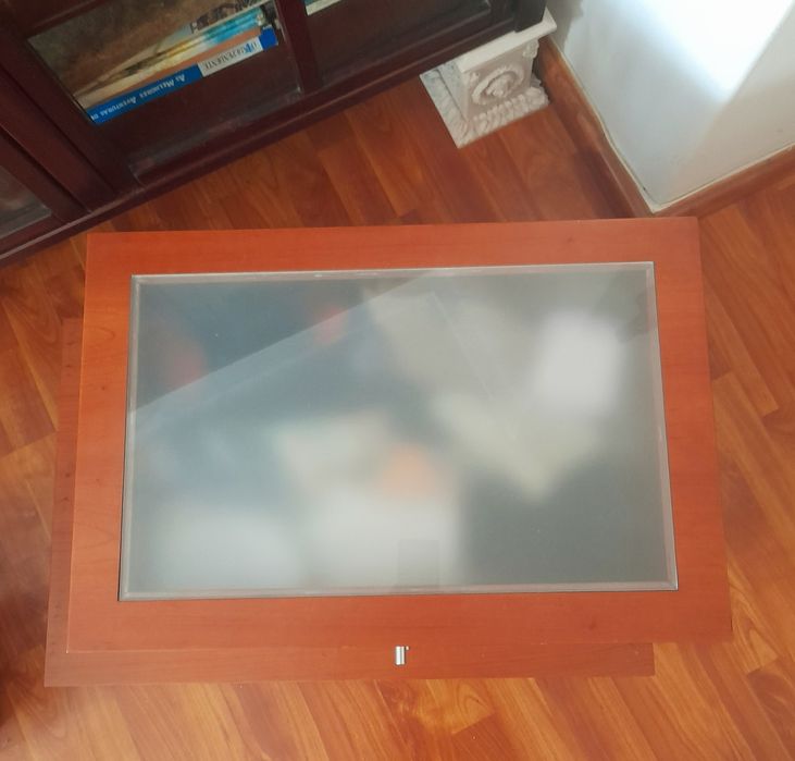 Mesa em madeira, com rodízios.