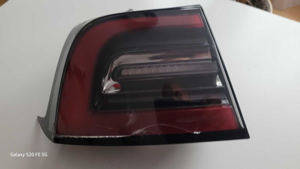 задние фонари в крыло и ляду на Tesla model Y 2024г