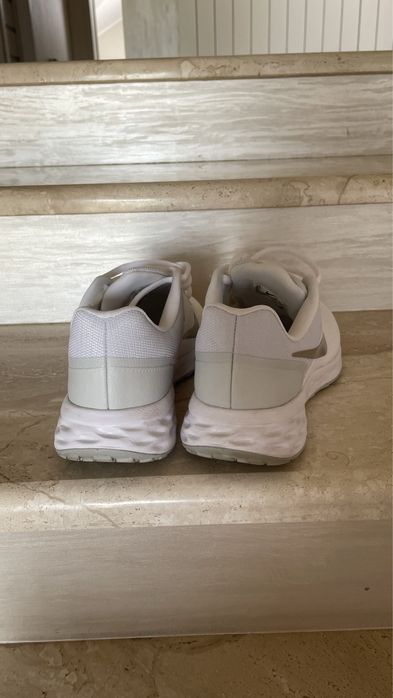 Найк білі красовки.