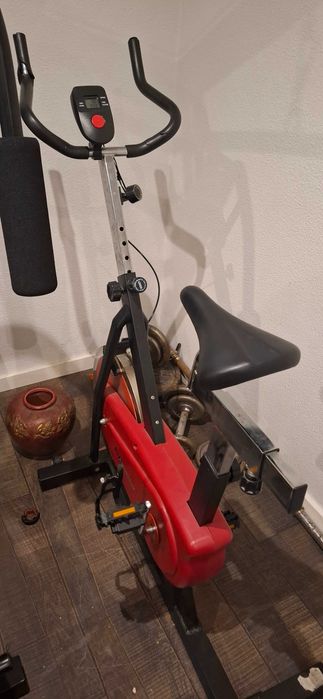 Aparelho de musculação, e bicicleta estática