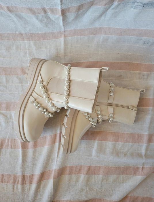 Bota branca/creme 39