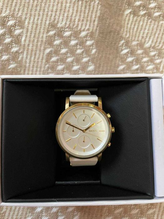 Жіночий годинник DKNY з білим ремінцем