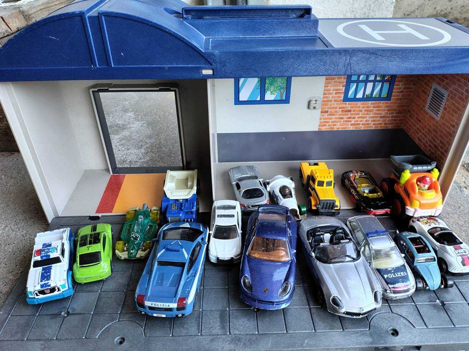Garaże policyjne z autkami