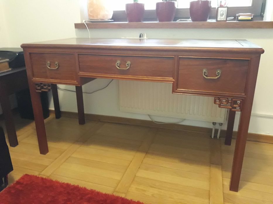 Piękne stylizowane biurko w stylu kolonialnym z litego drewna.