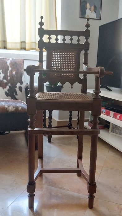 Cadeira alta de criança, em madeira, muitantiga,