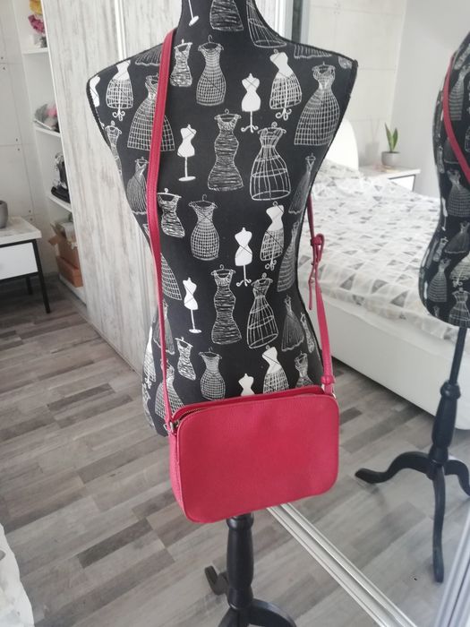 Czerwona torebka z paskiem