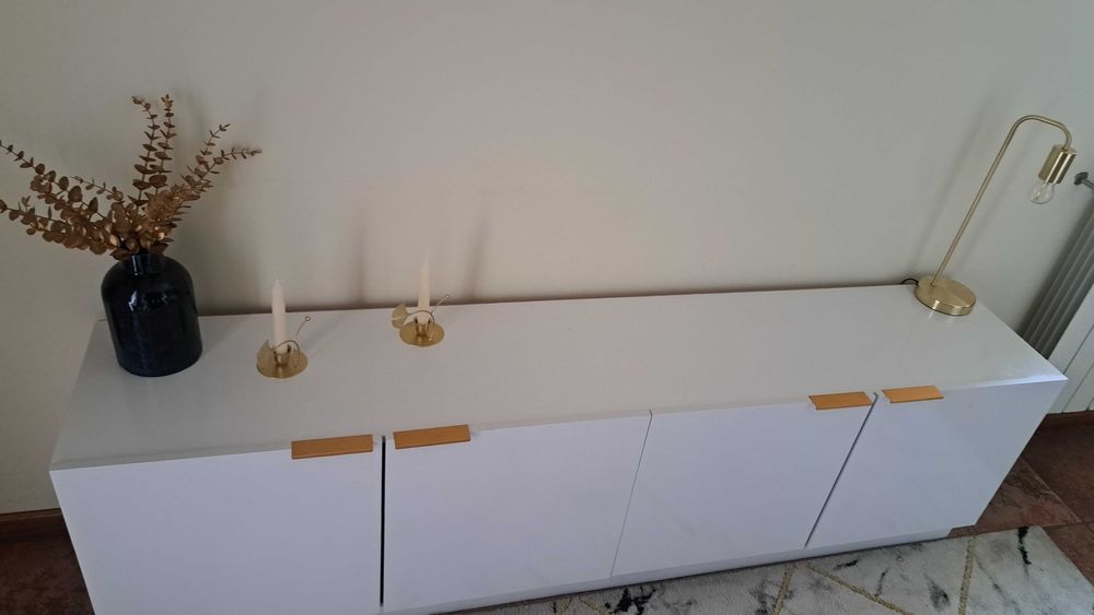 Aparador novo so foi montado para a foto