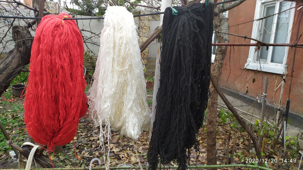 Продам пряжу: чёрную, белую, красную и голубую