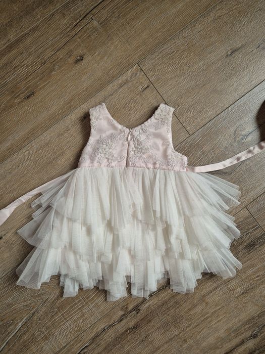 Ніжна святкова сукня, 74 р