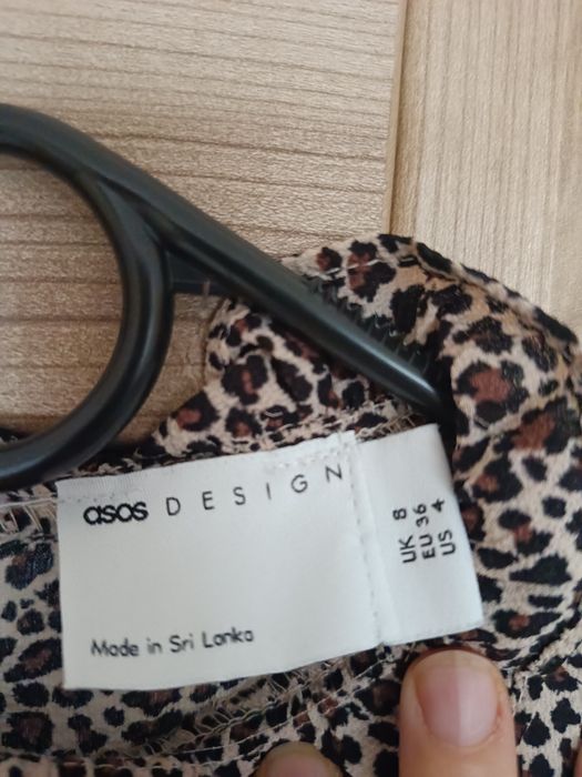 Lekka sukienka z długim rękawem w panterkę