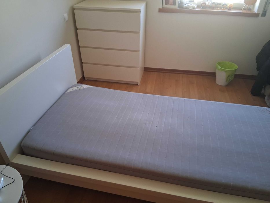 2 camas de solteiro 90x200 com estrado e colchão. Oferta da cómoda