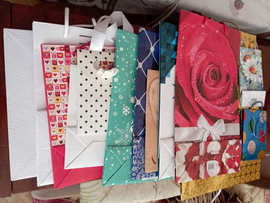 Подарункові пакети