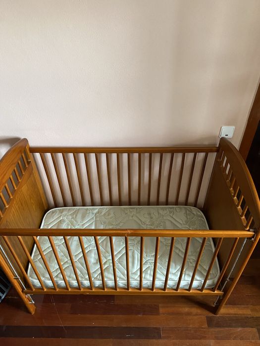 2 Bercos um de madeira macica e outro de madeira