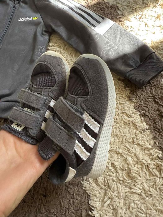 Кросівки adidas 22-23 розмір на ніжку орієнтовно 13 см