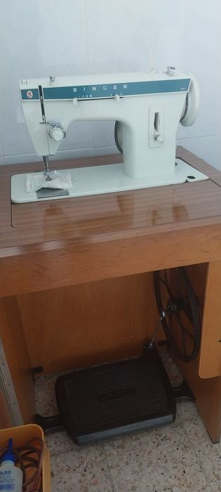 Máquina de costura eléctrica SINGER.