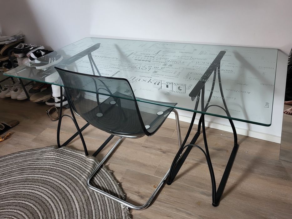 Mesa de vidro com cadeira