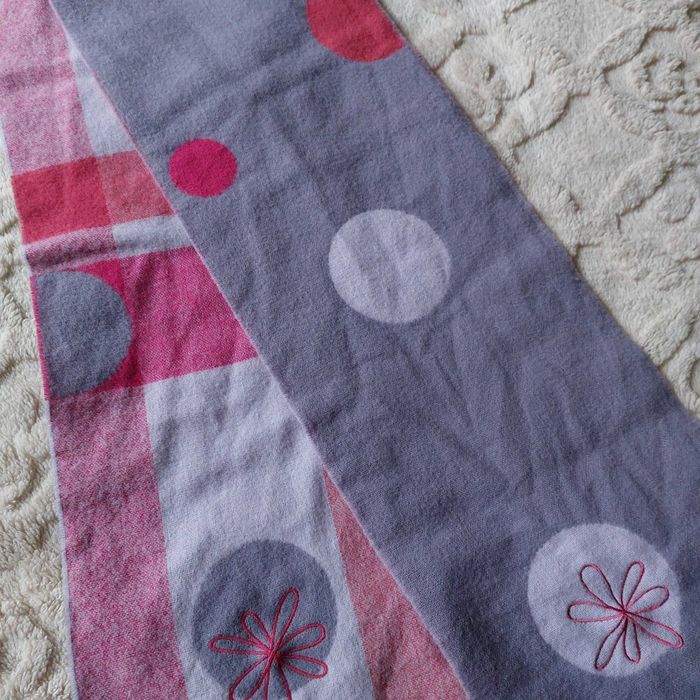 Шарф Редлі, Шаль з рукавами і шарф з логотипом Фенді