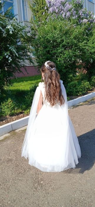 Біле пишне плаття довжиною 105см.