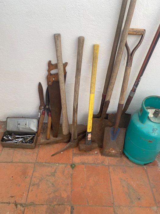Ferramentas de construção e jardim usadas