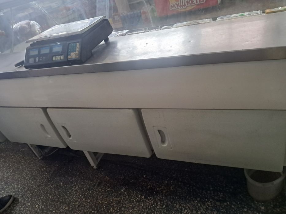 Терміново продам холодильну вітрину 2 м