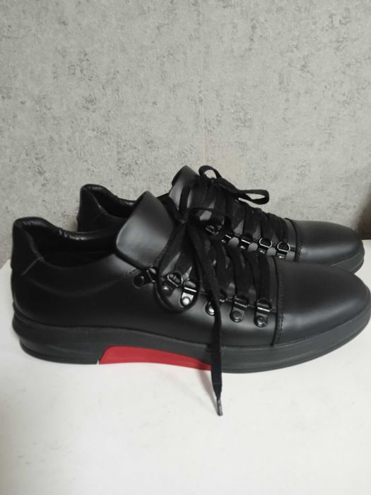 Продам кеды кроссовки  кожаные р.41
