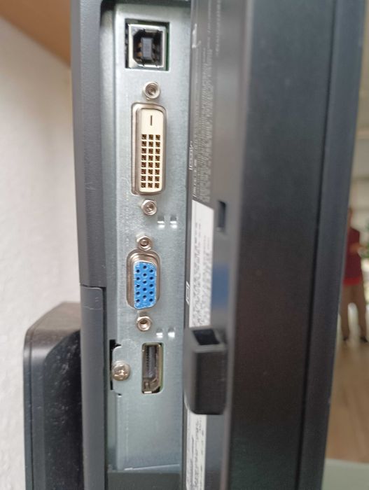 Monitores HP e Dell