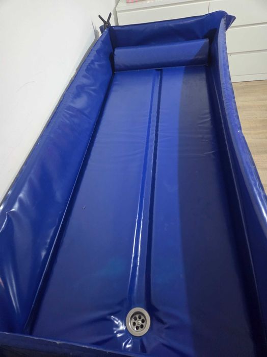 Maca de banho com sistema de elevação hidráulico