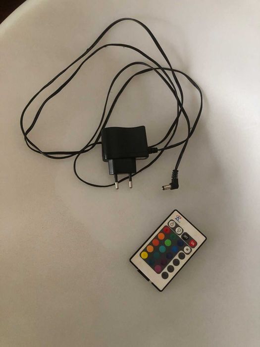 Banco com luz led RGB recarregável.