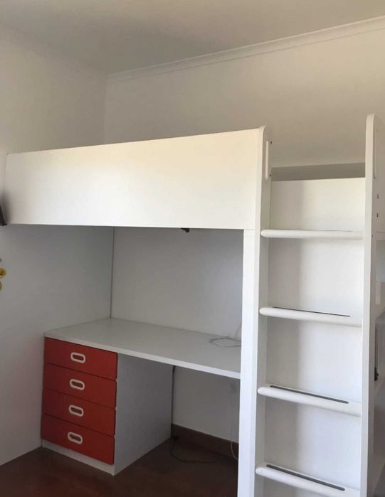 Cama alta branca com secretária e roupeiro – 350€ (negociáveis)