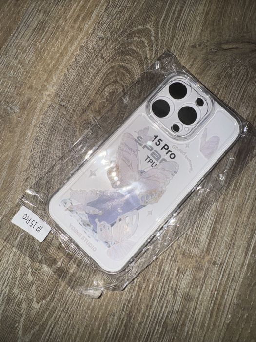 Чехол на IPhone 15 pro с бабочками силикон