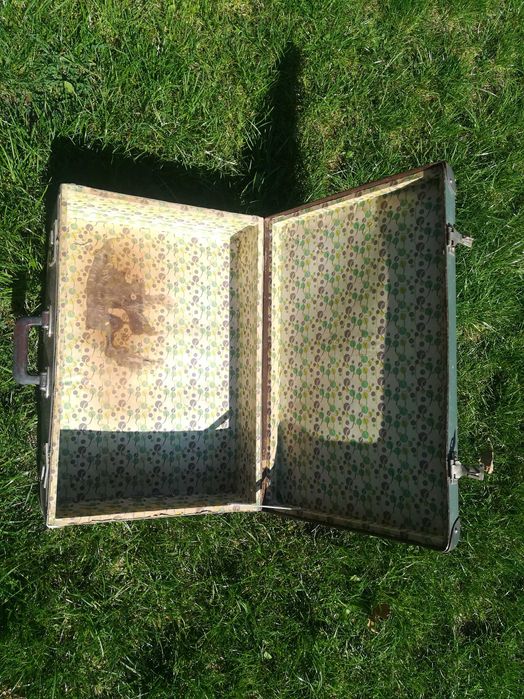 Stara walizka tekturowa