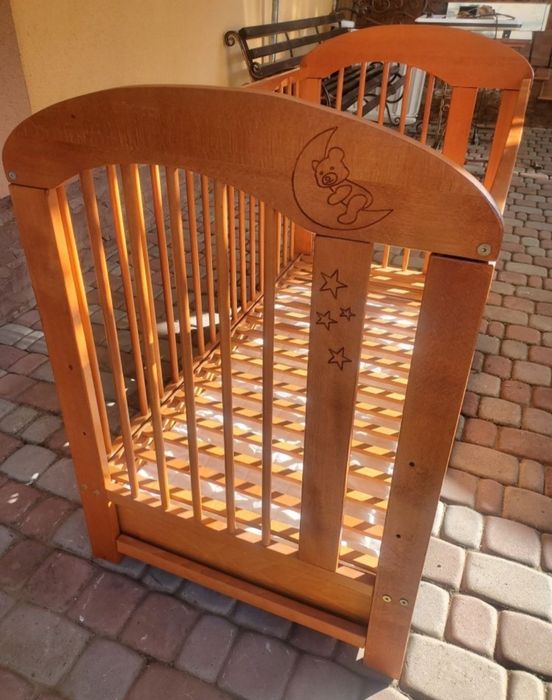 Дитяче ліжко з матрасом 125см×,65см з натурального дерева.