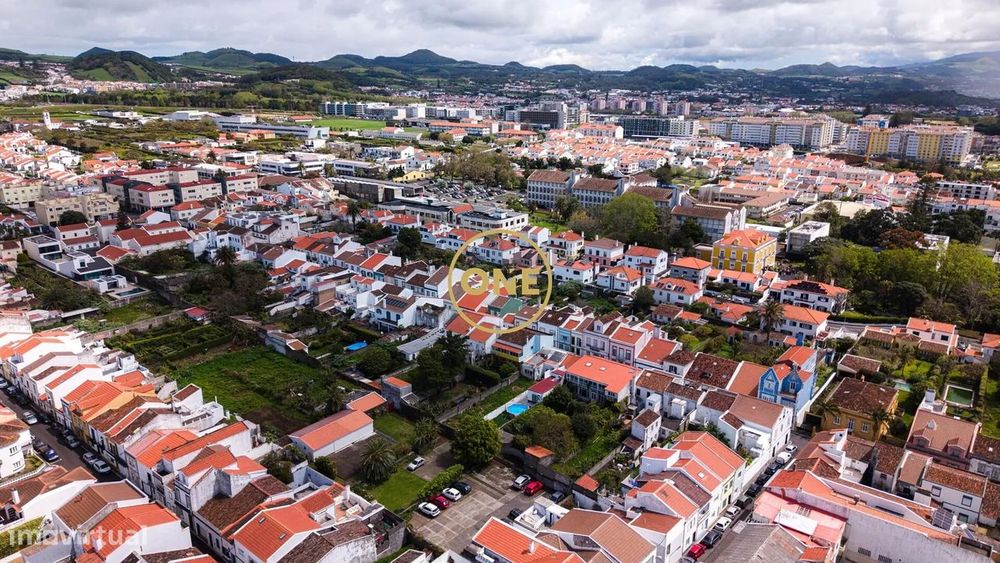 Moradia no centro de Ponta Delgada totalmente renovada