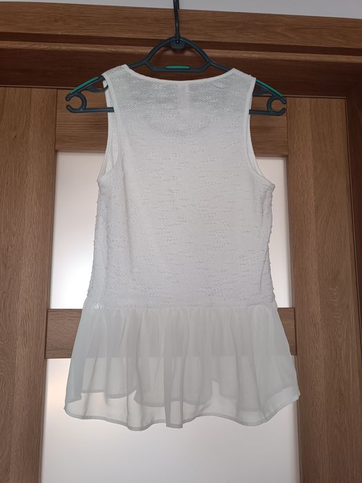 Kremowa bluzka z baskinką złota nitka