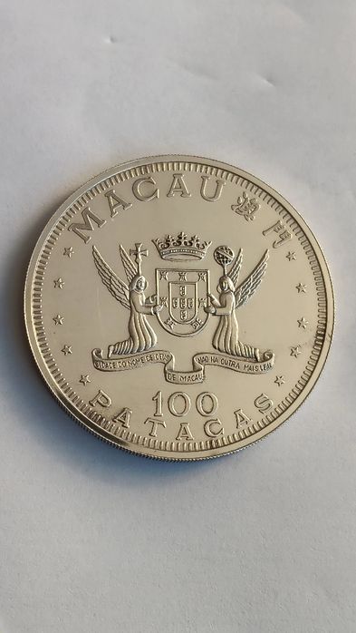 Moedas de 100 patacas. Diversos valores