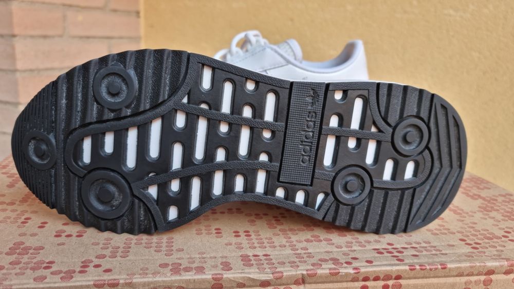 Жіночі кросівки Adidas, розмір 38