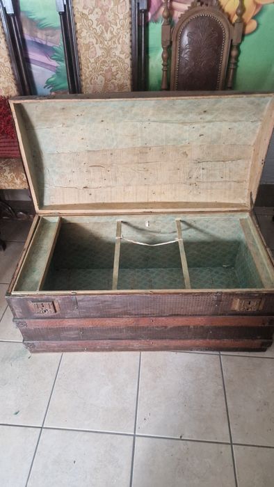 Baú antigo em madeira e chapa