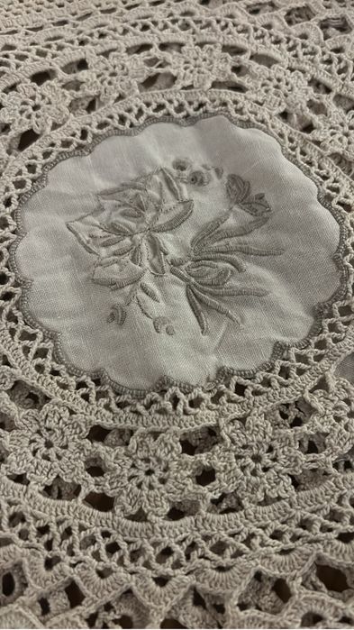Linda toalha em linho bordado e croche