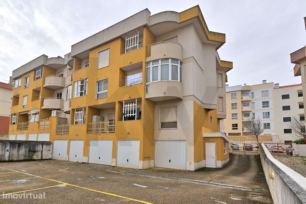 Apartamento T2 com Garagem Box, Estacionamento e Arrecadação –  São Do