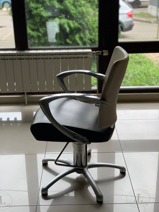 Продам парикмахерское кресло, мойку, диван, Pietranera, Италия