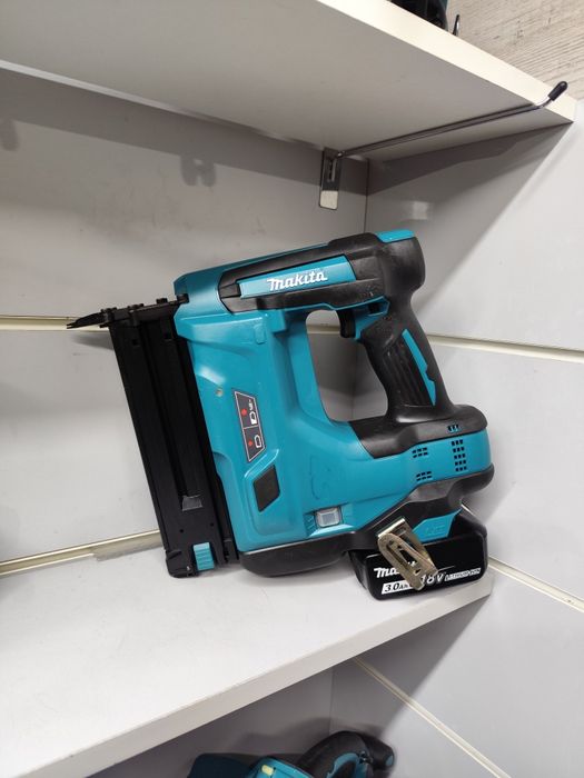 Makita DBN500 пістолет по дереву, нейлер Макіта оригінал