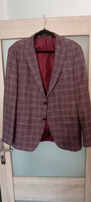 marynarkę w stylu smart casual od marki **** — bordowo-śliwkowa krata z delikatną jasną linią, dość uniwersalna i stylowa Borgio