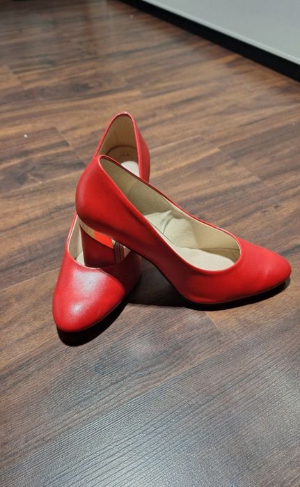 Czółenka na słupku rozm 41 brilu.