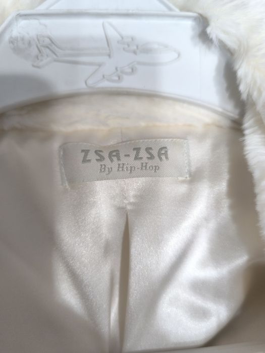 Casaco branco de pele falso.