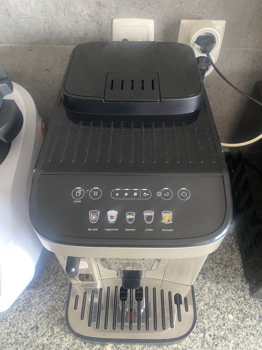 Vendo máquina de café DeLonghi Magnifica Evo em excelente estado