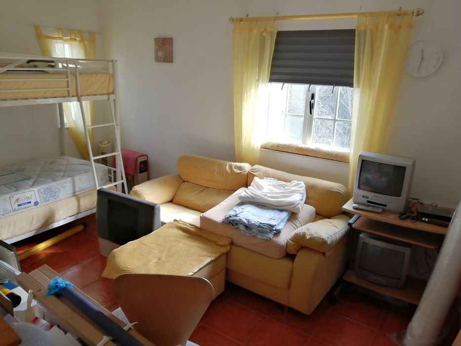 2 quartos rústicos, com uso de WC, sala e cozinha. Máximo 4 pessoas.