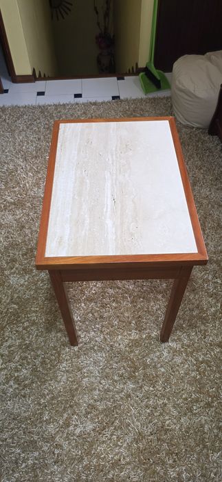 Mesa de madeira com pedra mármore