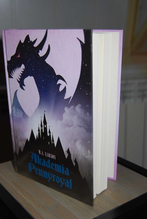 Akademia Pennyroyal. M.A. Larson- Kśiążka-